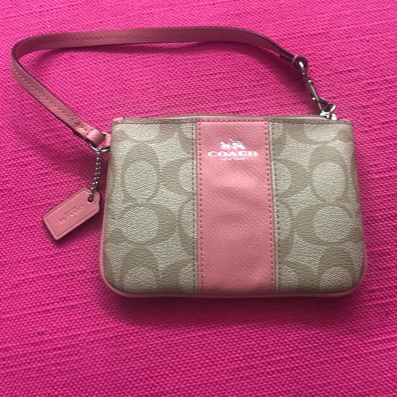Pink  Coach Wristlet, corner zip. Great condition - Picture 4 of 4